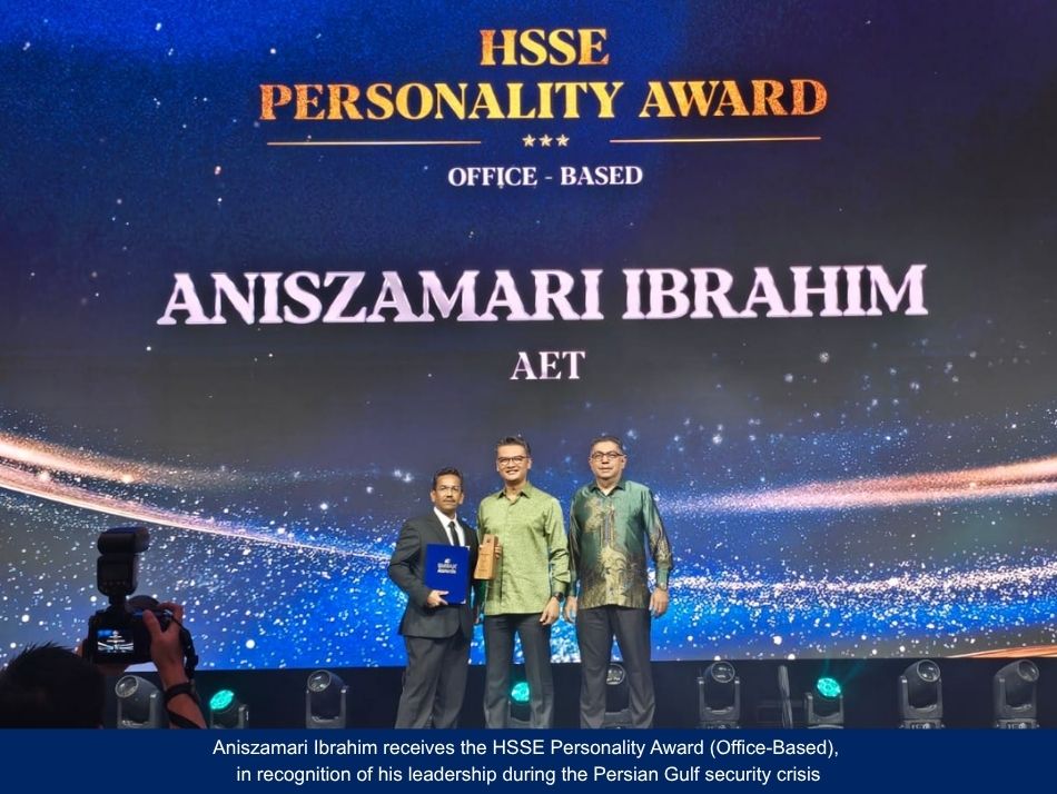 Anis receiving the HSSE Personality Award