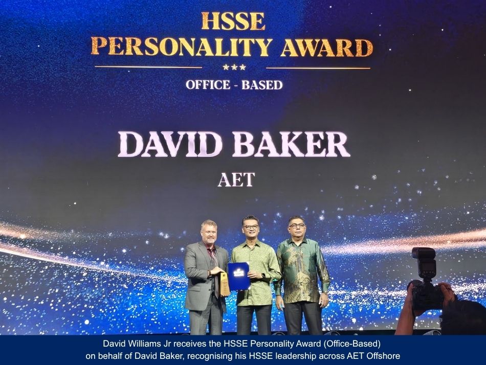 David Williams Jr receiving the HSSE Personality Award for David Baker
