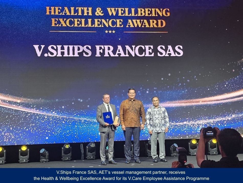 VShips France receiving the Health and Wellbeing Excellence Award
